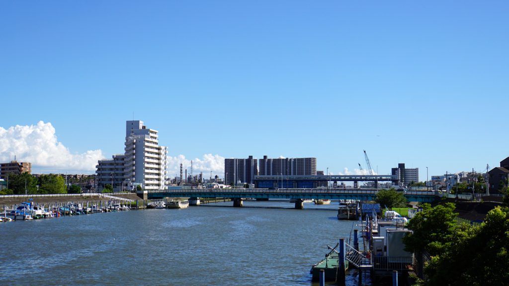 画像　新中川にかかる瑞江大橋