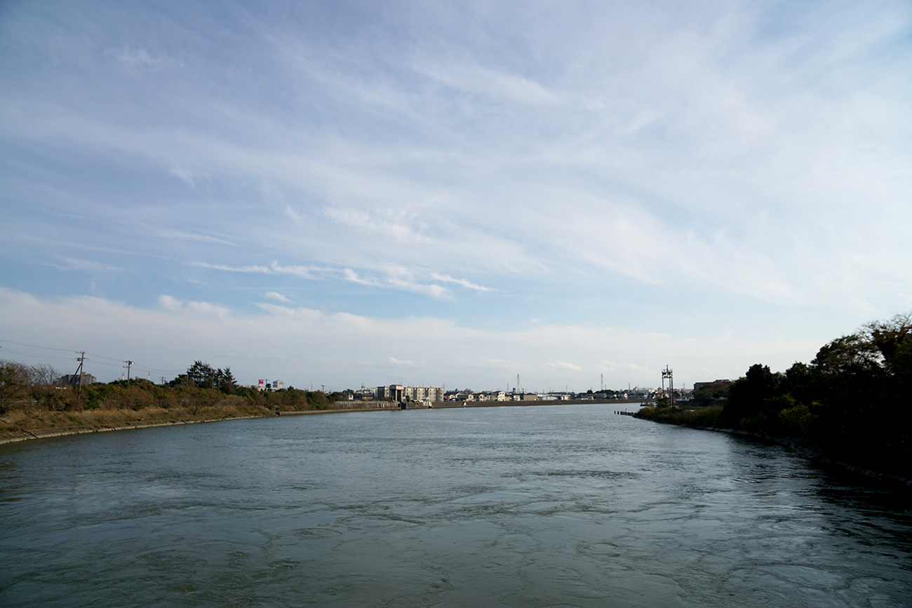 画像　江戸川水門から旧江戸川の下流方面をのぞむ