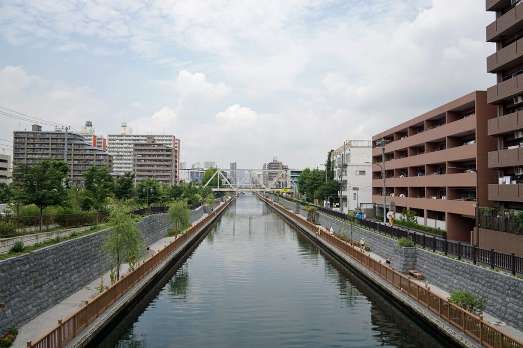 画像　隅田川に向かって真っすぐに伸びる小名木川