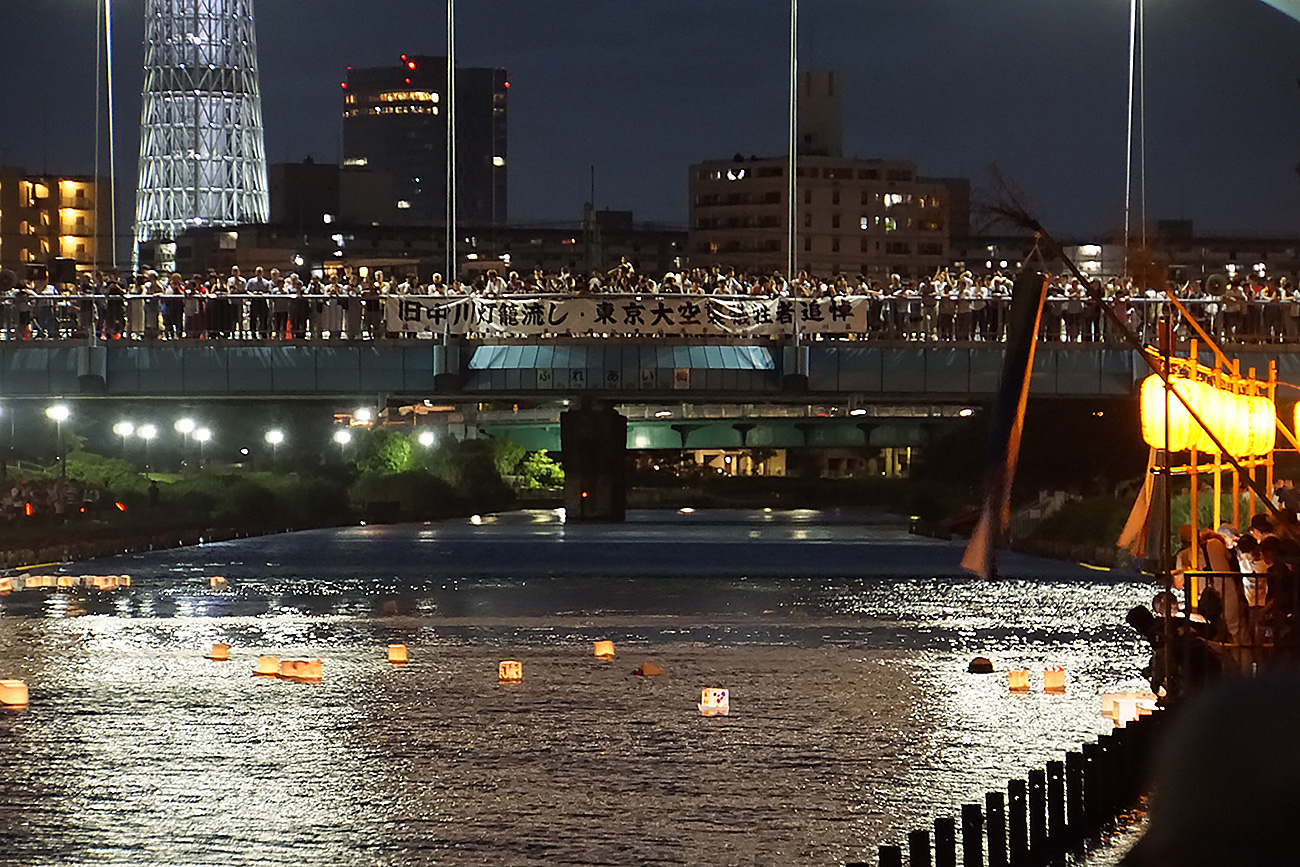 画像　旧中川灯籠流し　東京大空襲犠牲者追悼