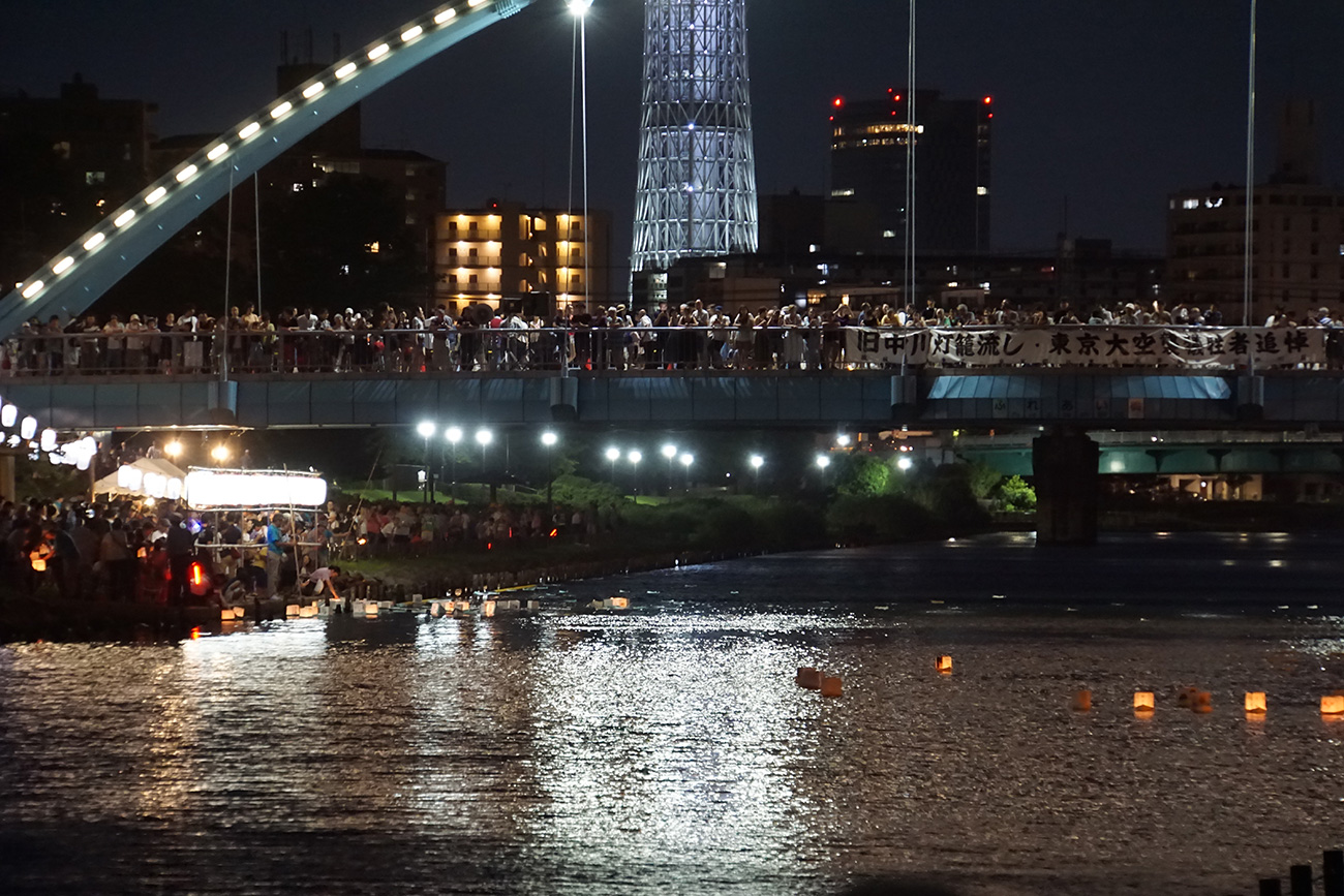 旧中川灯籠流し　東京大空襲犠牲者追悼
