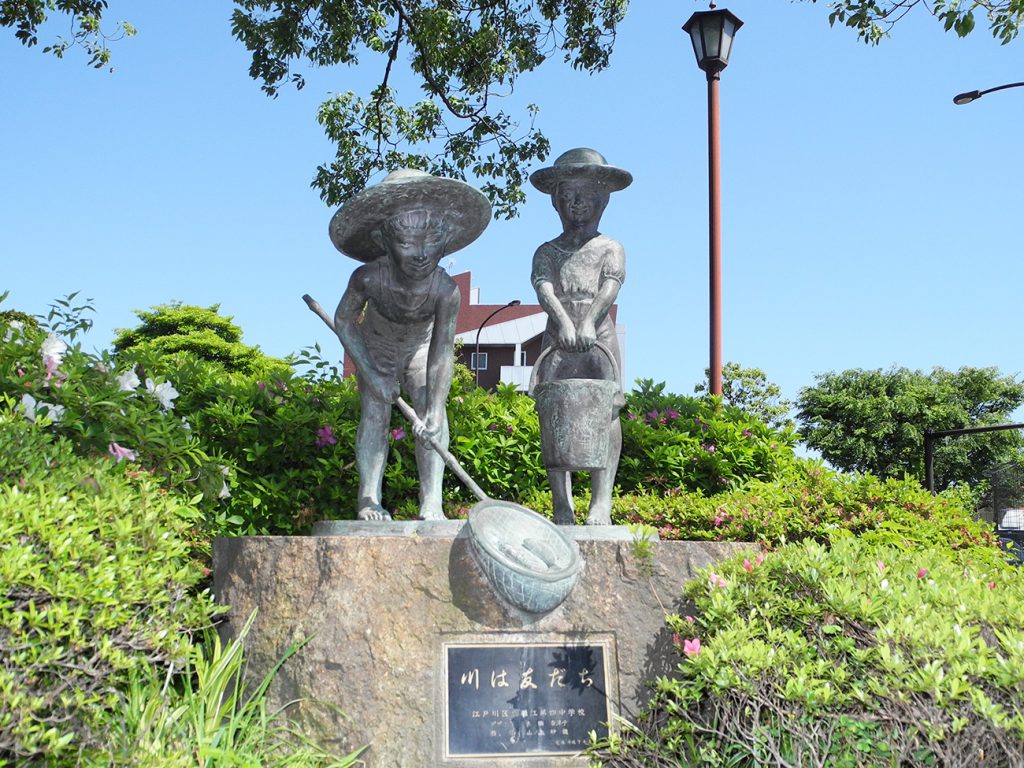 画像　銅像　『川はともだち』　松江第四中学校