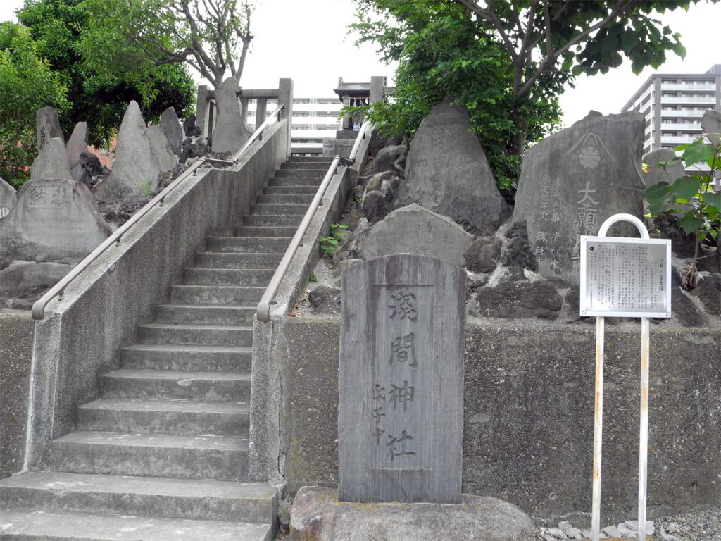 画像　逆井の富士塚（平井の浅間神社）